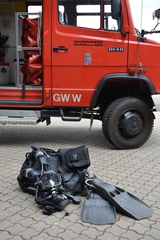 FW-MH: Personenrettung im drei Grad kalten Wasser der Ruhr