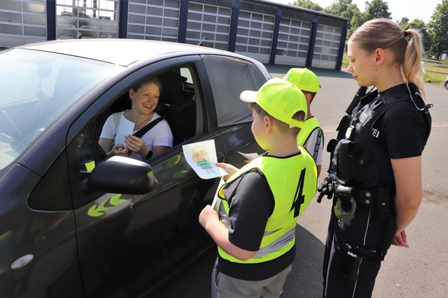 POL-HX: Denkzettel oder Dankzettel? Kinder überreichen Botschaften an (zu) schnelle Autofahrer