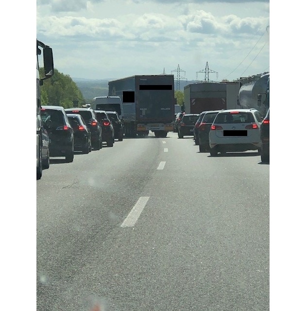 POL-VDKO: 40-Jähriger ohne Führerschein aus NRW verursacht Verkehrsunfall - Rettungskräfte kamen nur langsam voran
