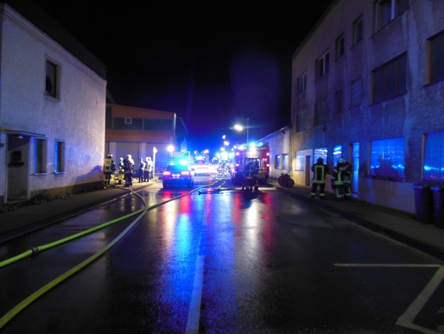 FW-EN: Brand einer Industriebrache in der Mühlenstraße