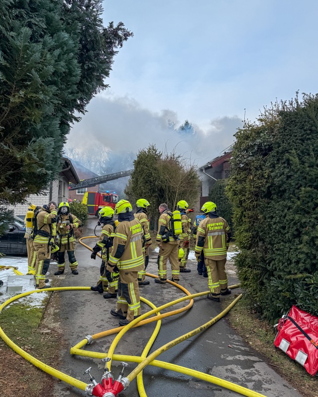 FW-DT: Dachstuhlbrand in der Hardenbergstra&szlig;e