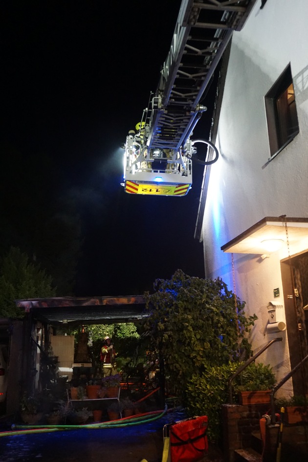 FW Ratingen: Carportbrand in Ratingen-Lintorf