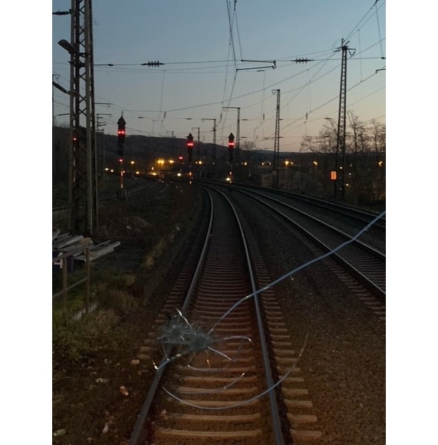 BPOL NRW: Unbekannte werfen Pflastersteine von Bahnbrücke - Frontscheibe vom RRX zerstört - Bundespolizei bittet um Hinweise!