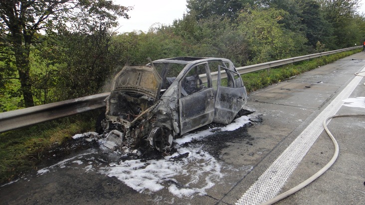 FW-NE: PKW Brand sorgt für Stau