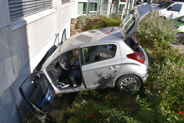 FW-DO: Auto stürzt Böschung herab und prallt vor Hauswand