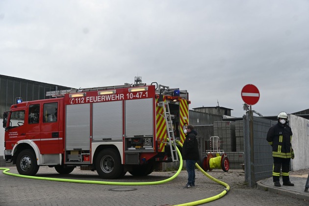 POL-STD: Feuer im Dachbereich von Lagerhalle in Buxtehuder Betonwerk - Großalarm für Buxtehuder Einsatzkräfte