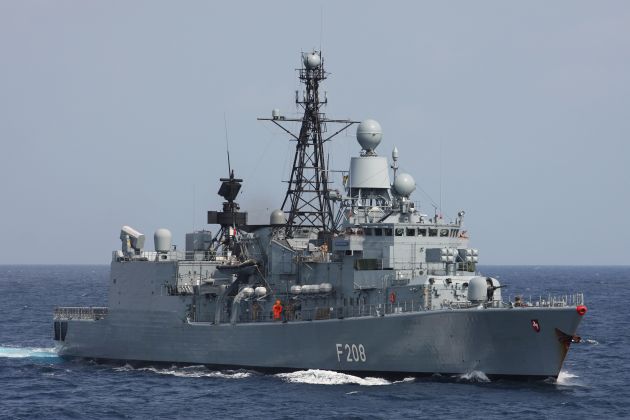 Marine - Pressemitteilung / Pressemeldung: Niedersachsens Ministerpräsident verabschiedet Patenschiff in den Anti-Piraterie-Einsatz (mit Bild)