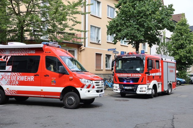 FW-E: Feuerwehreinsatz auf Baustelle: Verletzter Arbeiter sicher vom Dach gerettet