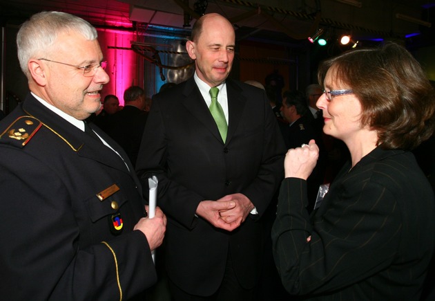 Tiefensee: Führerschein-Ausnahme für Feuerwehr / Bundesminister lädt Feuerwehrverband zu &quot;Rundem Tisch&quot; für Umsetzung