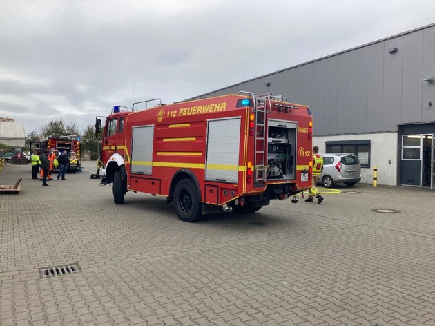 FW Grevenbroich: Feuerwehr löscht Fahrzeugbrand in Halle in Grevenbroich