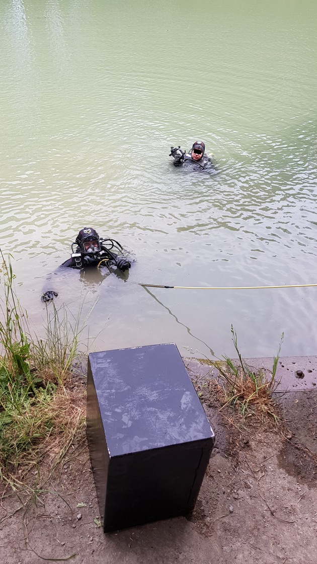 POL-HI: Polizeitaucher finden Diebesgut im Mittellandkanal