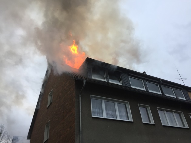 FW-E: Wohnungsbrand im Dachgeschoss, mehrere Anrufer