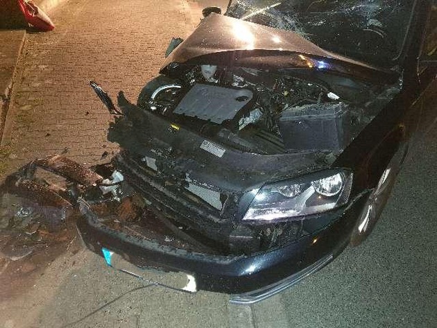 POL-WOB: Auto prallt gegen Hauswand - Griff zum Navi wurde Fahrer zum Verhängnis
