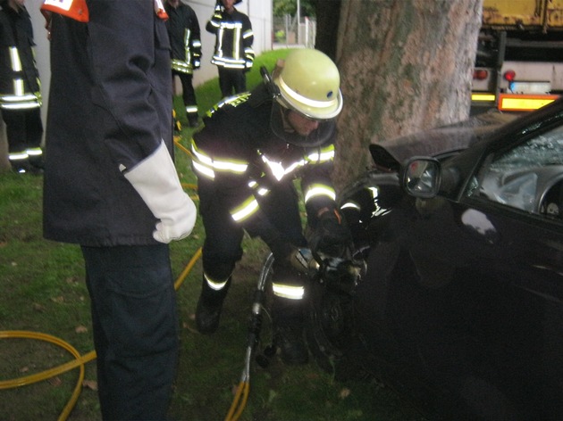 FW-AR: Schwerverletzte nach Unfall zwischen LKW und PKW