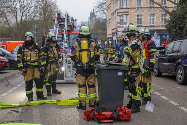 FW-E: Kellerbrand im Essener Nordviertel - Feuerwehr im Einsatz