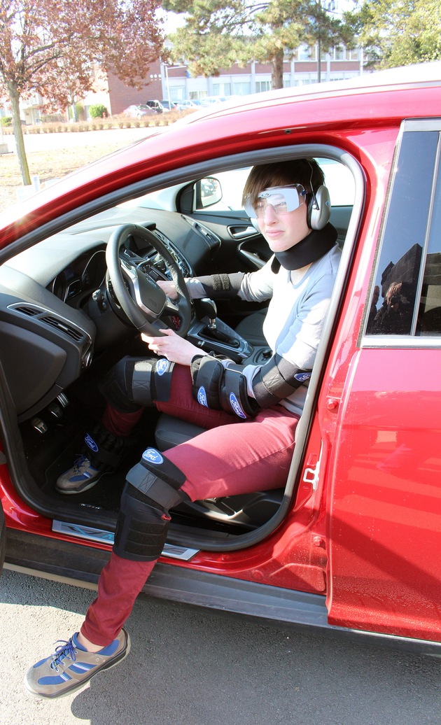 Ford-Umfrage: Riskanter Alkoholkonsum bei jungen Autofahrern; &quot;Trunkenheits-Anzug&quot; simuliert Alkoholeinfluss (FOTO)