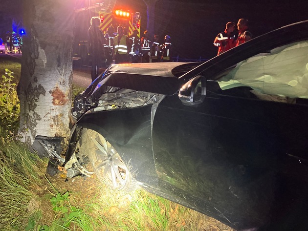 POL-STD: Bei vier Autos im Alten Land die Tankdeckel aufgebrochen und Kraftstoff abgezapft, Mit Audi gegen Baum gefahren - Fahrer flüchtet in die Dunkelheit