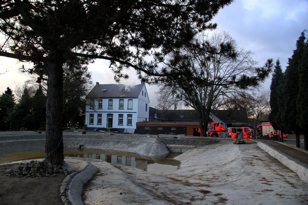 FW-E: Dachstuhlbrand in Bauernhaus, niemand verletzt