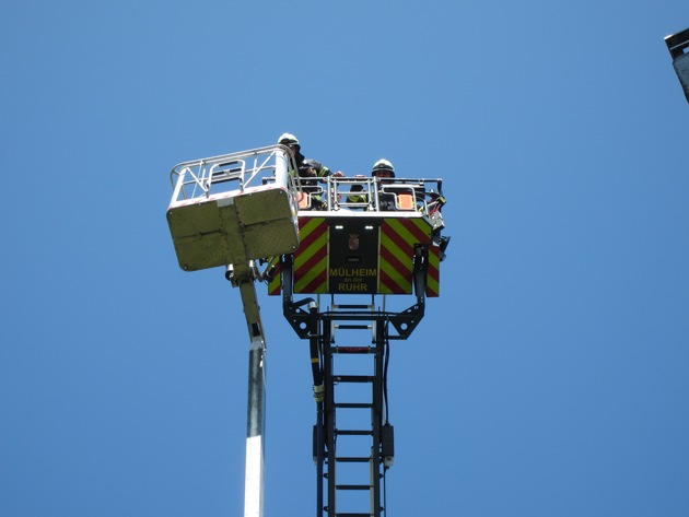 FW-MH: Person aus 20 Meter Höhe gerettet.