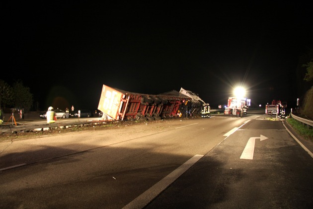 FW-E: Verkehrsunfall auf der A40, LKW kippt in Mittelleitplanke, Fahrer verletzt