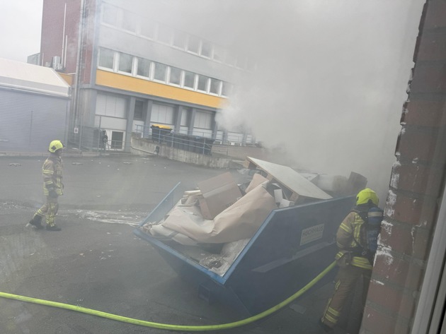 FW Ratingen: Ratingen - gemeldeter Containerbrand an Geb&auml;ude