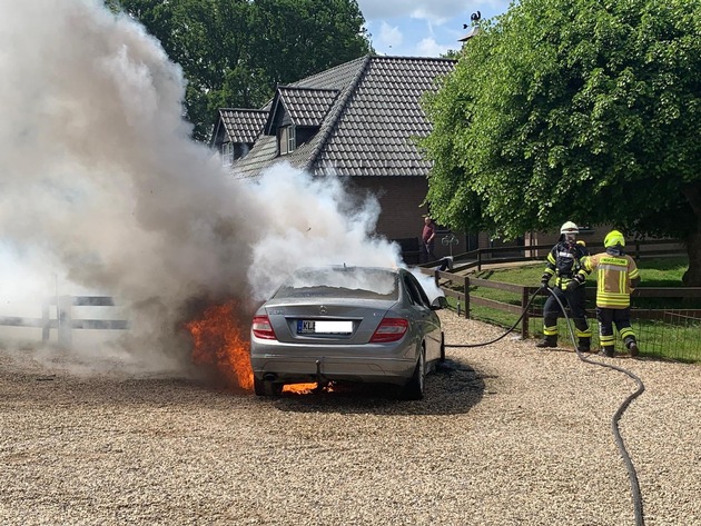 FW-KLE: Mercedes ausgebrannt/ Drei Verletzte durch Rauchgase