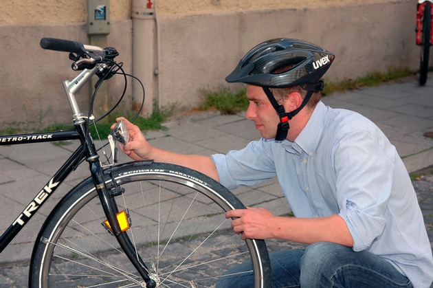 Mehr Sicherheit mit der richtigen Ausrüstung / Mit Licht und Reflektoren werden Fahrradfahrer im Straßenverkehr besser gesehen