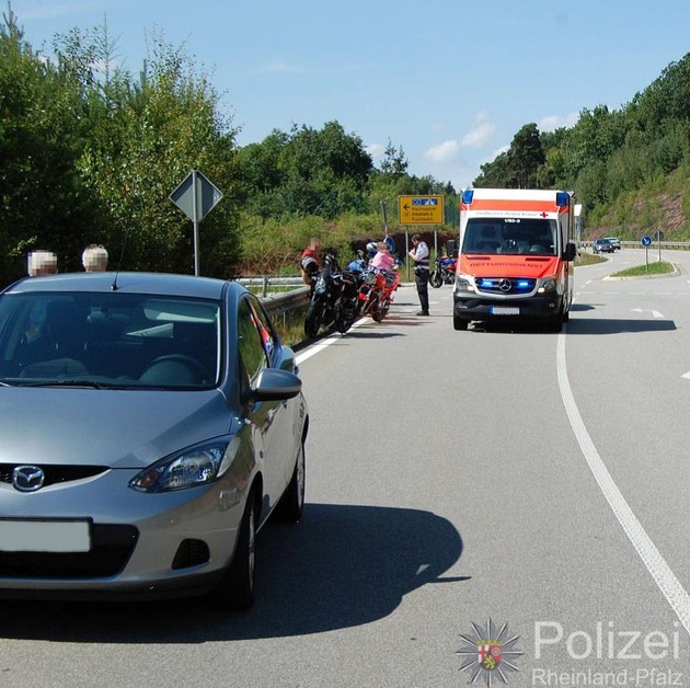 POL-PPWP: Autofahrerin missachtet Vorfahrt - Motorradfahrer schwer verletzt