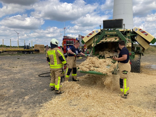 FW Grevenbroich: Feuerwehr löscht Brand an Ballenpresse auf Stoppelfeld bei Gustorf