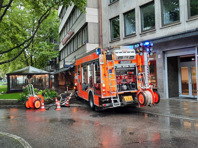 FW Stuttgart: Tiefgarage eines Wohn- und Geschäftshaus überflutet
