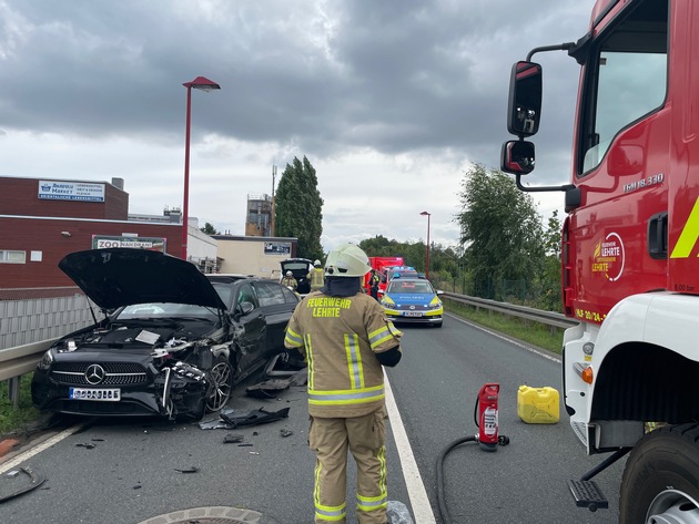 FW Lehrte: Drei Verletzte bei Verkehrsunfall in Lehrte