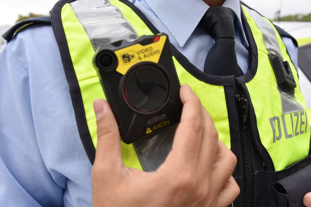 POL-E: Essen: Polizistinnen und Polizisten im Essener Süden tragen jetzt Bodycams - Neue Kamera flächendeckend in Essen und Mülheim im Einsatz