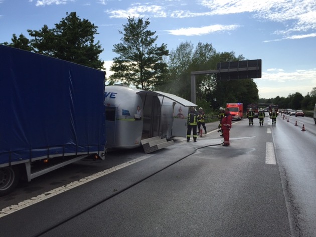 FW-GE: Wohnwagenanhänger brannte auf der A42