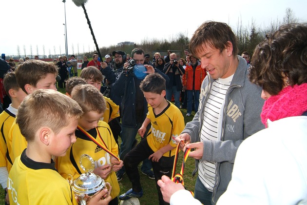 Spiel, Spaß und Sieg - beim großen Finale des Ariel Cups drückte Bernd Schneider den Fußballkids kräftig die Daumen