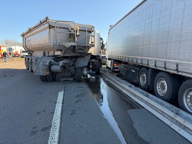 FW Ratingen: Schwerer Verkehrsunfall mit LKW auf der BAB 3