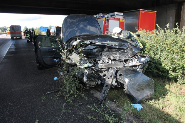 POL-PDNW: Polizeiautobahnstation - Autobahn 61, Gemarkung Mutterstadt - Verkehrsunfall mit Schwerverletztem führt zur Vollsperrung der Autobahn