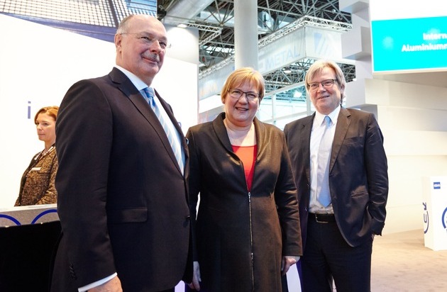 Staatssekretärin Iris Gleicke besucht den GDA e.V. auf der ALUMINIUM 2016 / Aluminium ist der Leichtbauwerkstoff für Gegenwart und Zukunft