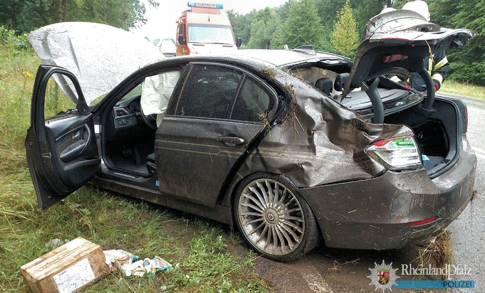 POL-PPWP: Fahrzeug überschlägt sich mehrfach - Fahrerin leicht verletzt