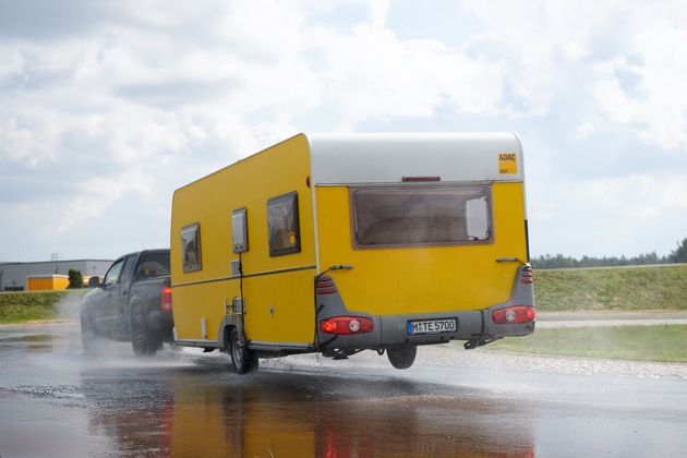 Anhängerreifen - die meisten tun, was sie sollen / ADAC testet erstmals Reifen für Camper, Pferdetransporter und Baumarktanhänger / Acht von zehn sind gut bzw. befriedigend