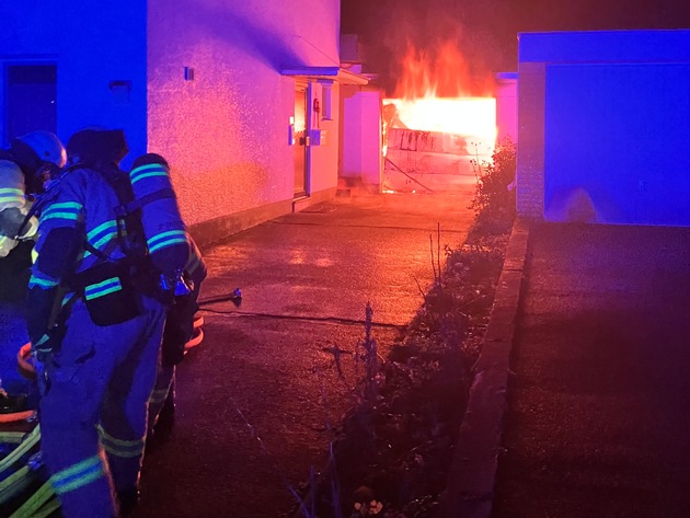 FW-GL: Fünf Paralleleinsätze forderten Feuerwehr und Rettungsdienst am Samstagabend - Elektrofahrzeug brennt in Garage