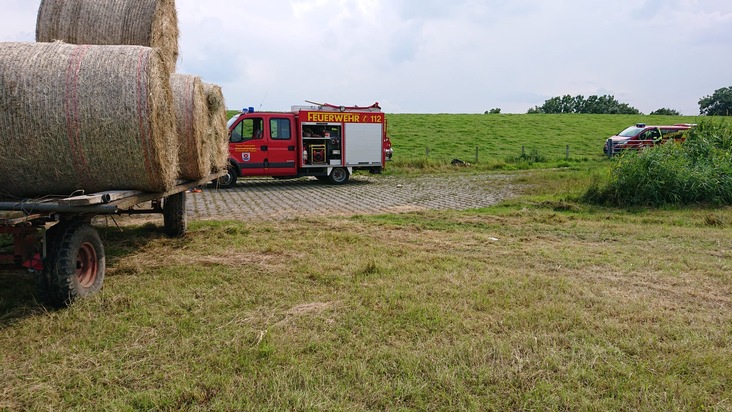 FW-LK Leer: Traktor in Esklum in Brand geraten