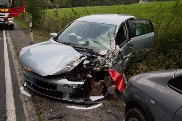 FW Menden: Schwerer Verkehrsunfall mit 5 Verletzten