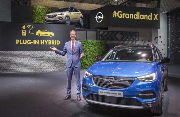 Opel Automobile GmbH: CEO Lohscheller kündigt auf IAA ersten Plug-in-Hybrid von Opel an (FOTO)