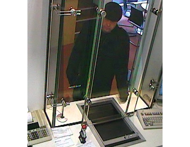 POL-GOE: (505/2012) Mit gestohlener EC-Karte Geld abgehoben - Polizei fahndet mit Bildern aus Überwachungskamera nach unbekanntem Betrüger