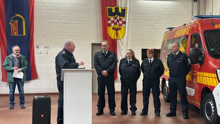 FW-EN: B&uuml;rgermeister &uuml;bergibt vier neue Mannschaftstransportfahrzeuge an die Feuerwehr Wetter (Ruhr)