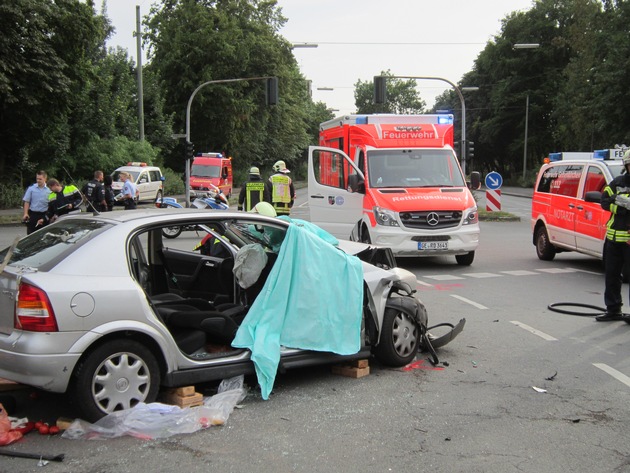 FW-GE: 3 schwer verletzte Personen nach Verkehrsunfall in Bulmke-Hüllen
