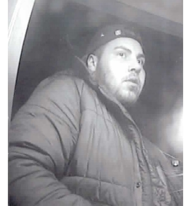 POL-D: Wer kennt den Mann auf dem Foto? - Polizei fahndet mit Bildern einer Überwachungskamera - Gestohlene EC-Karte am Geldautomaten eingesetzt