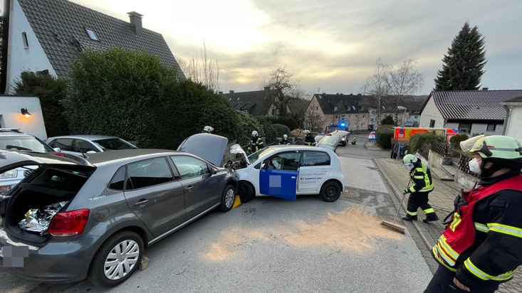 FW-EN: Frontalunfall auf der Buchenstraße mit zwei verletzten Personen