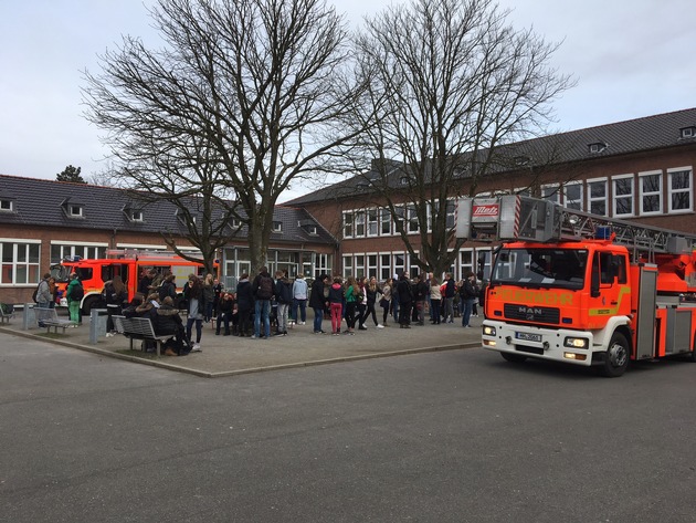 FW-MH: Schulgebäudebrand und Heimrauchmelder lösen zwei Brandeinsätze aus!