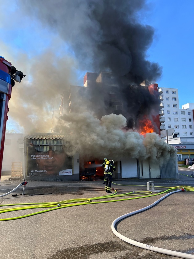 FW Pforzheim: Großbrand an einem Supermarkt
